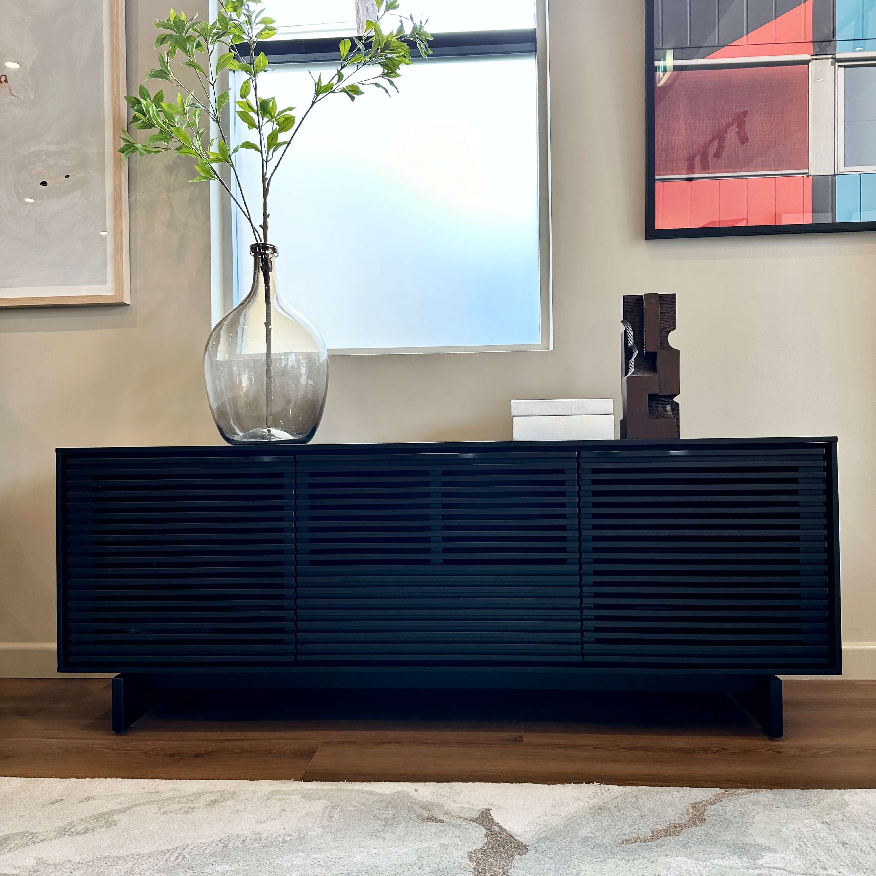Meuble TV en frêne ébénisé avec rangements pour salon
