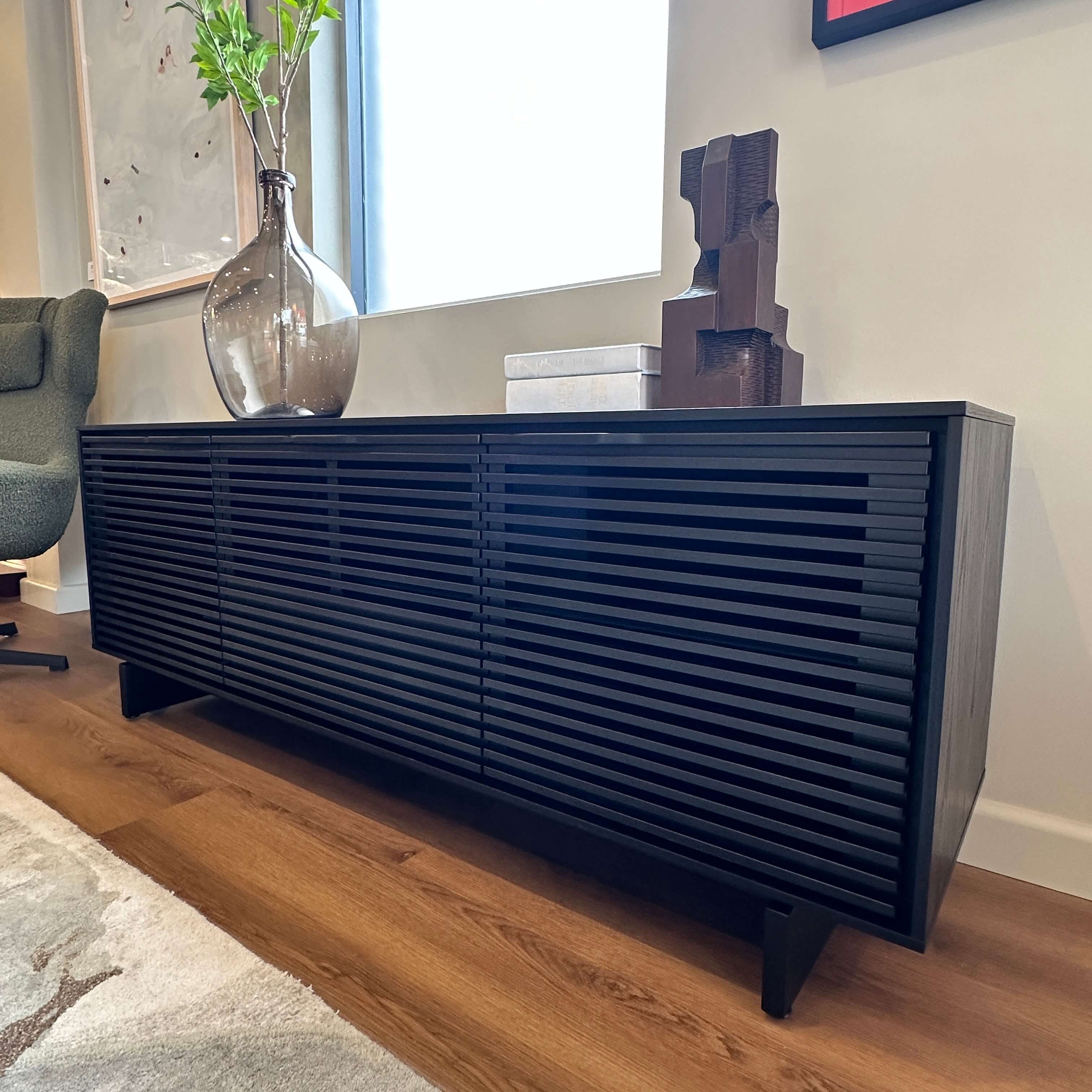 Meuble TV en frêne ébénisé avec rangements pour salon
