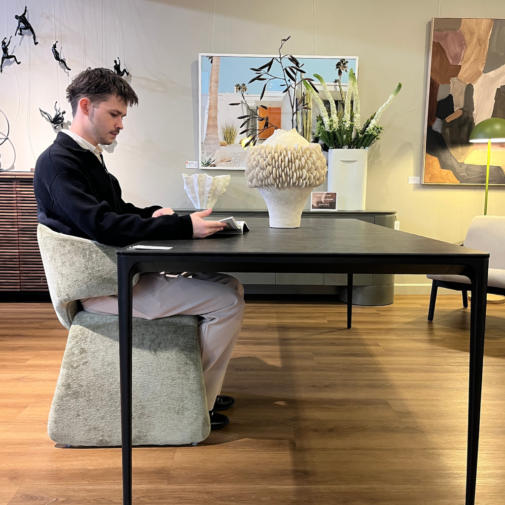 Chaise de salle à manger verte en chenille avec dossier incurvé et rembourré pour salle à manger