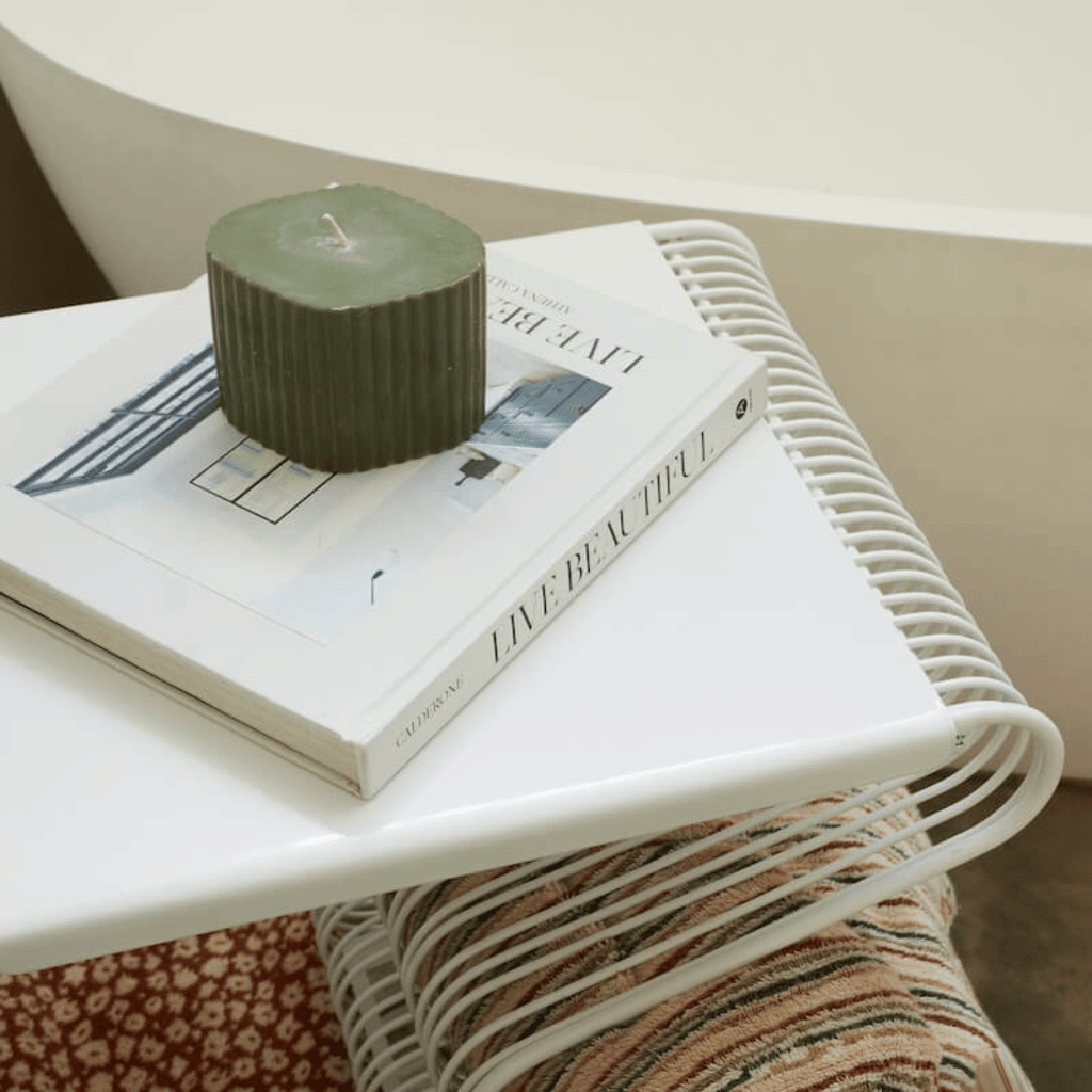Table d'appoint en métal blanc