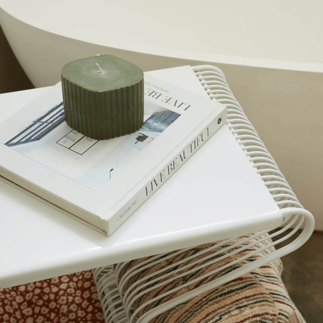 Table d'appoint en métal blanc