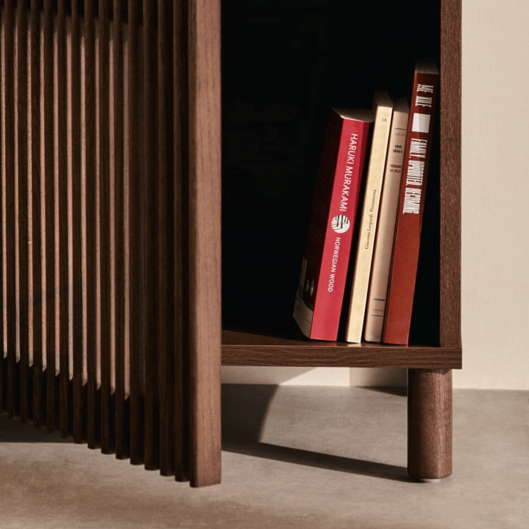 Table de chevet en noyer de style Mid-Century pour chambre à coucher, coloris noyer.