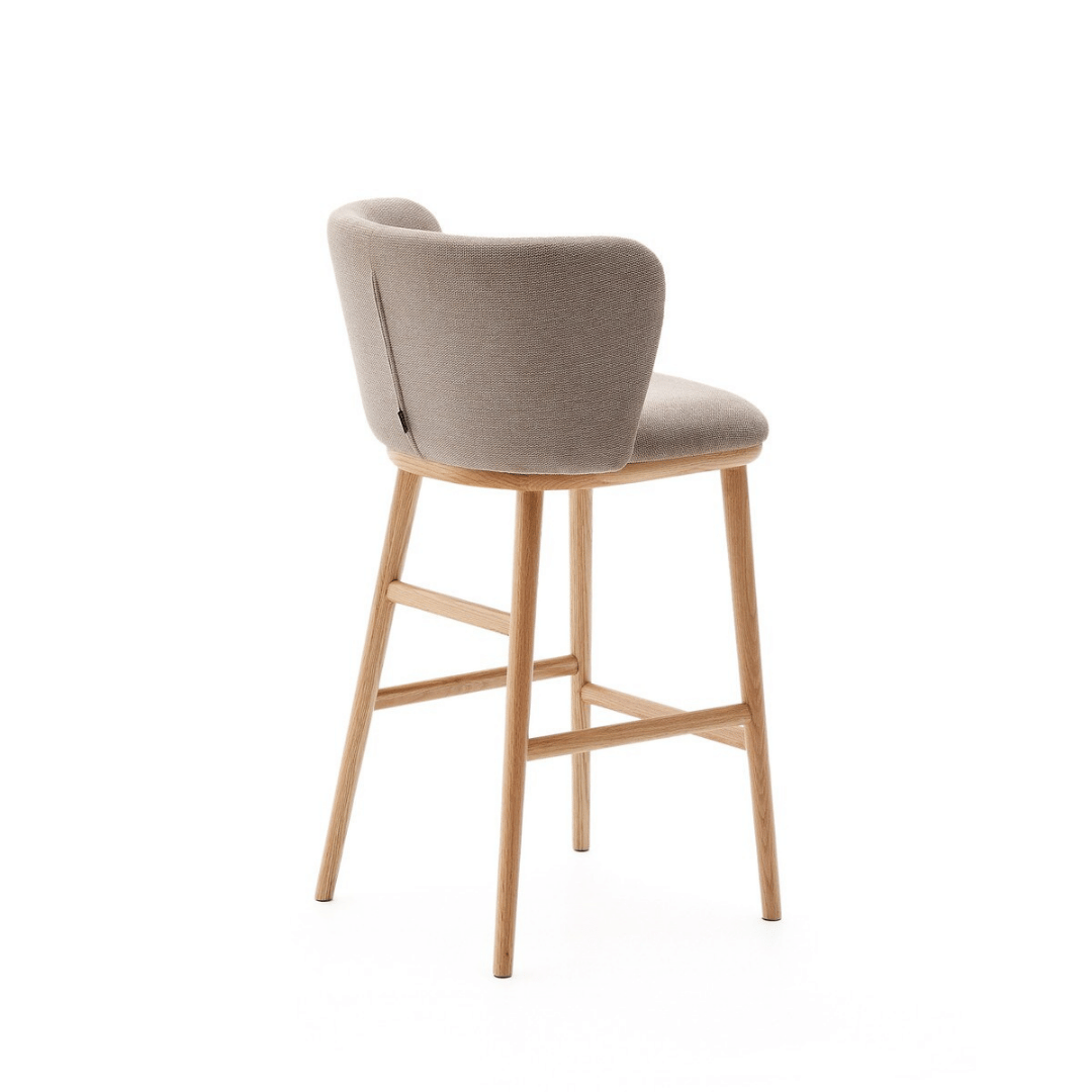 Tabouret de bar Chenille en frêne naturel avec mousse haute densité et dossier incurvé pour cuisine