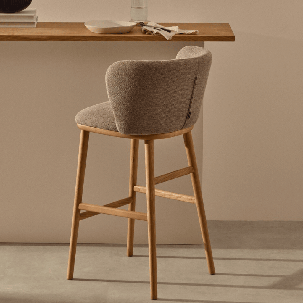 Tabouret de bar Chenille en frêne naturel avec mousse haute densité et dossier incurvé pour cuisine