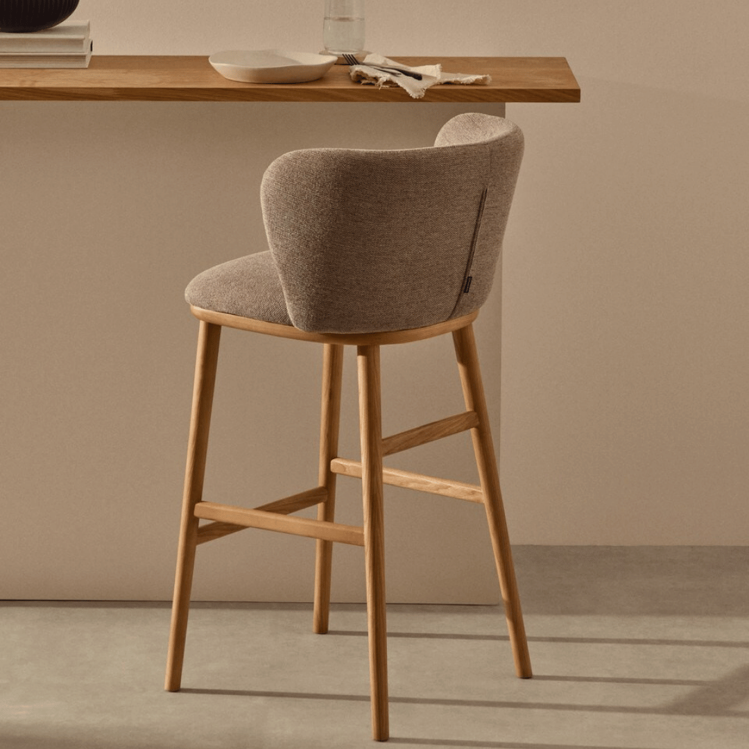 Tabouret de bar Chenille en frêne naturel avec mousse haute densité et dossier incurvé pour cuisine