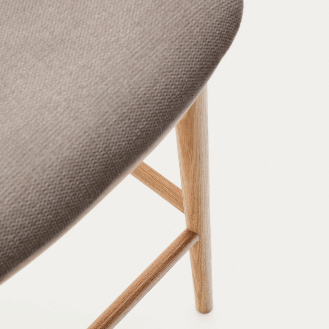Tabouret de bar Chenille en frêne naturel avec mousse haute densité et dossier incurvé pour cuisine