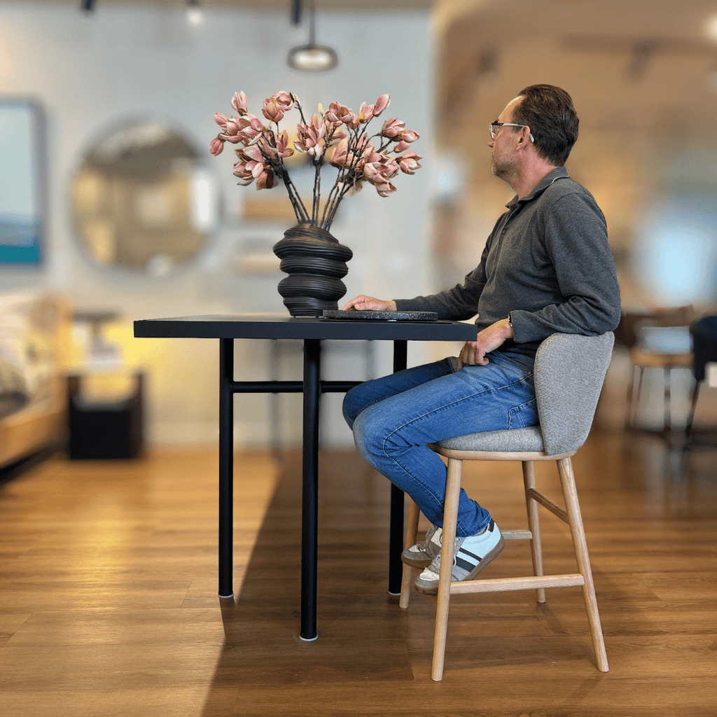 Tabouret de bar moderne en chenille ivoire avec mousse haute densité et dossier incurvé pour cuisine