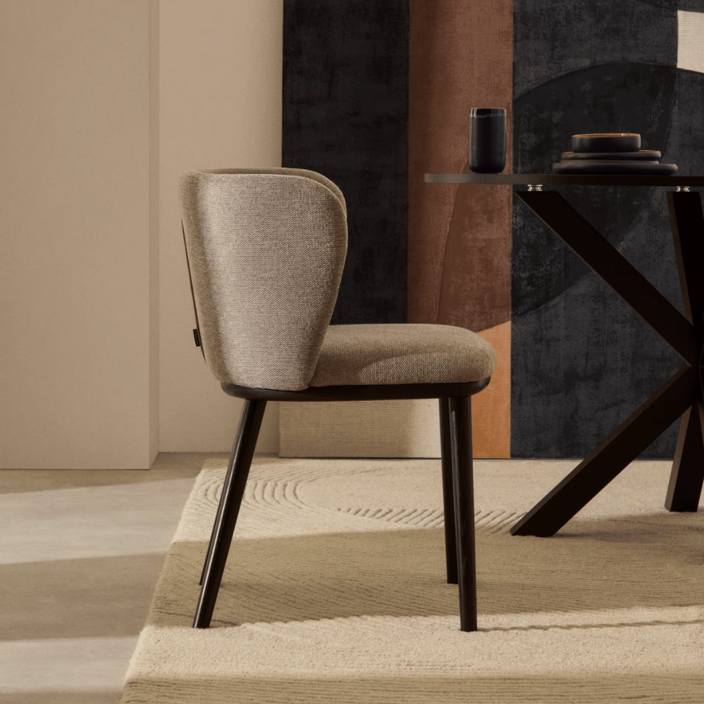 Chaise de salle à manger moderne cappuccino en chenille avec mousse haute densité et dossier incurvé