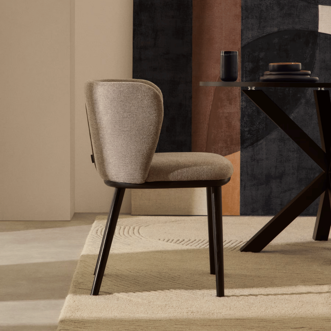 Chaise de salle à manger moderne cappuccino en chenille avec mousse haute densité et dossier incurvé