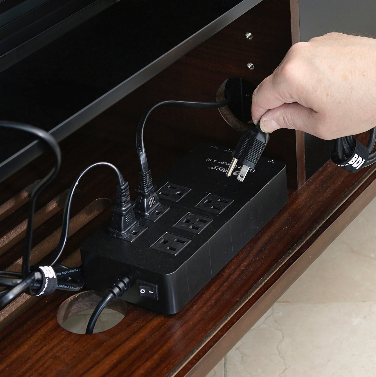 Meuble TV moderne en noyer et charbon de bois pour salon