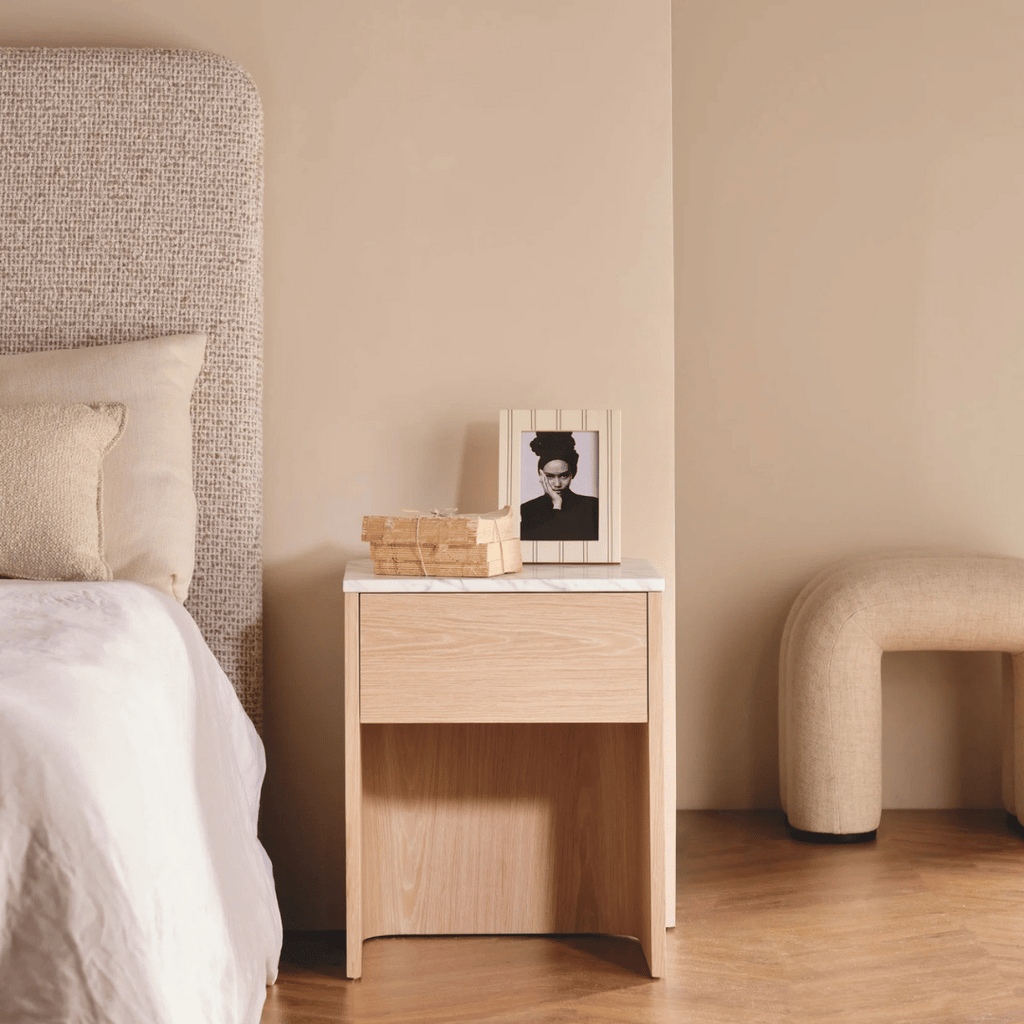 Table de chevet moderne en marbre et chêne avec fermeture amortie pour chambre à coucher