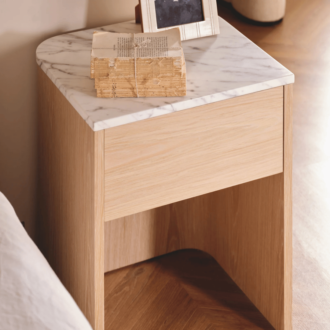 Table de chevet moderne en marbre et chêne avec fermeture amortie pour chambre à coucher