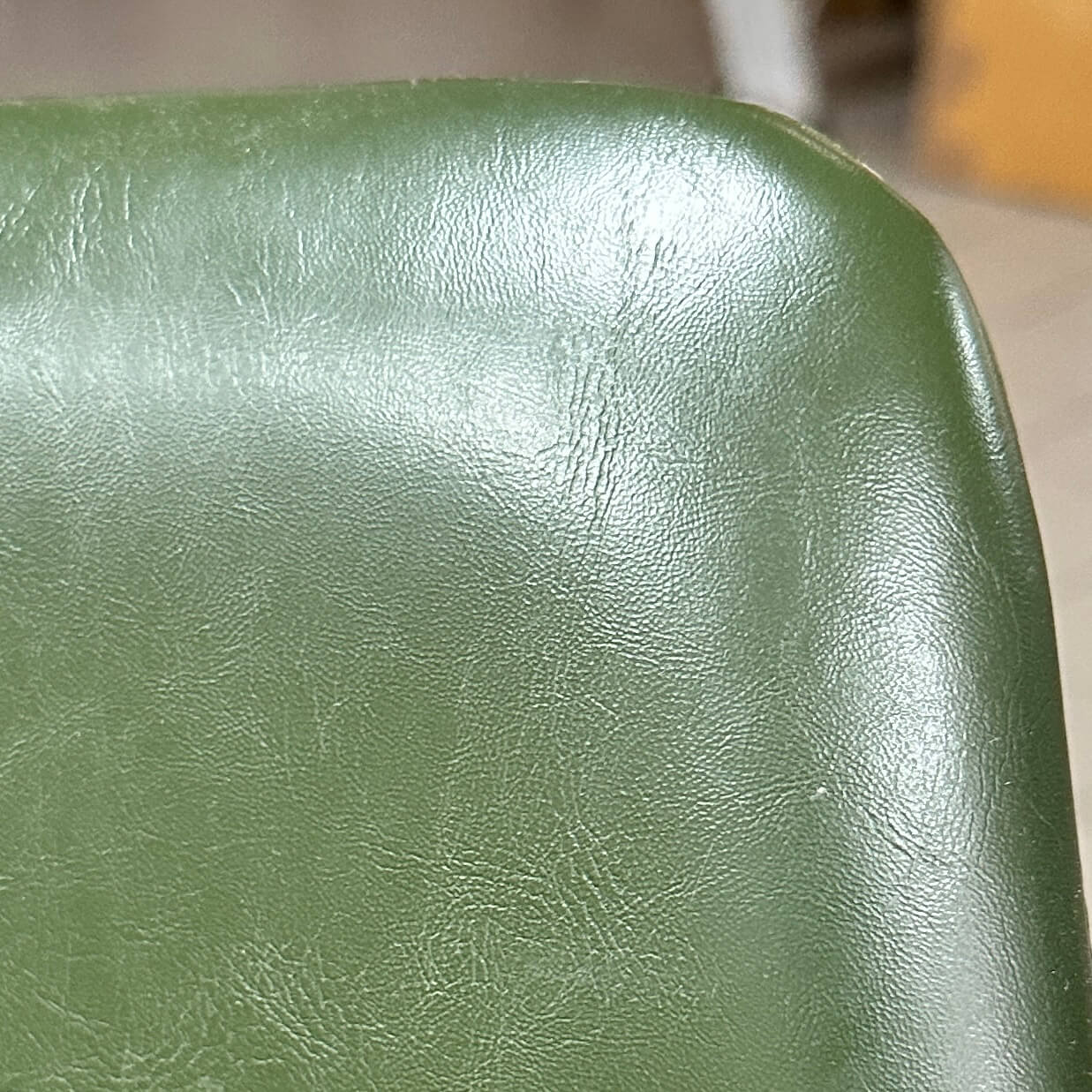 Chaise de salle à manger en similicuir vert style Mid-Century