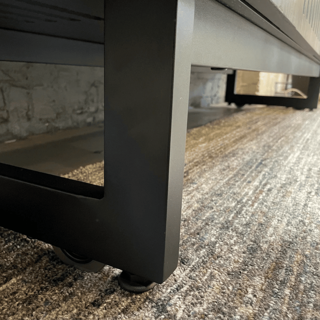 Meuble TV en métal anthracite de style Mid-Century pour salon