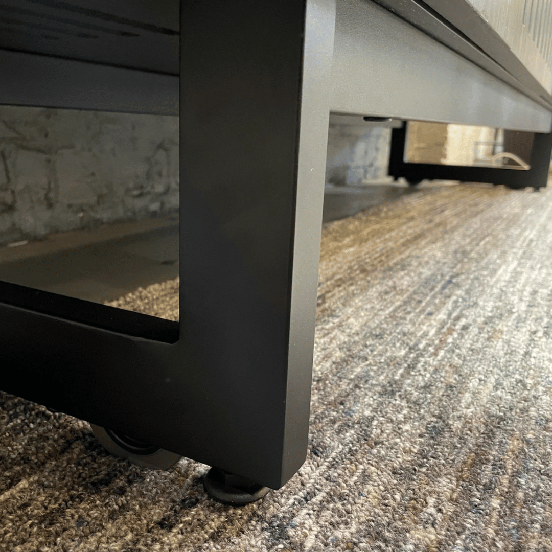 Meuble TV en métal anthracite de style Mid-Century pour salon