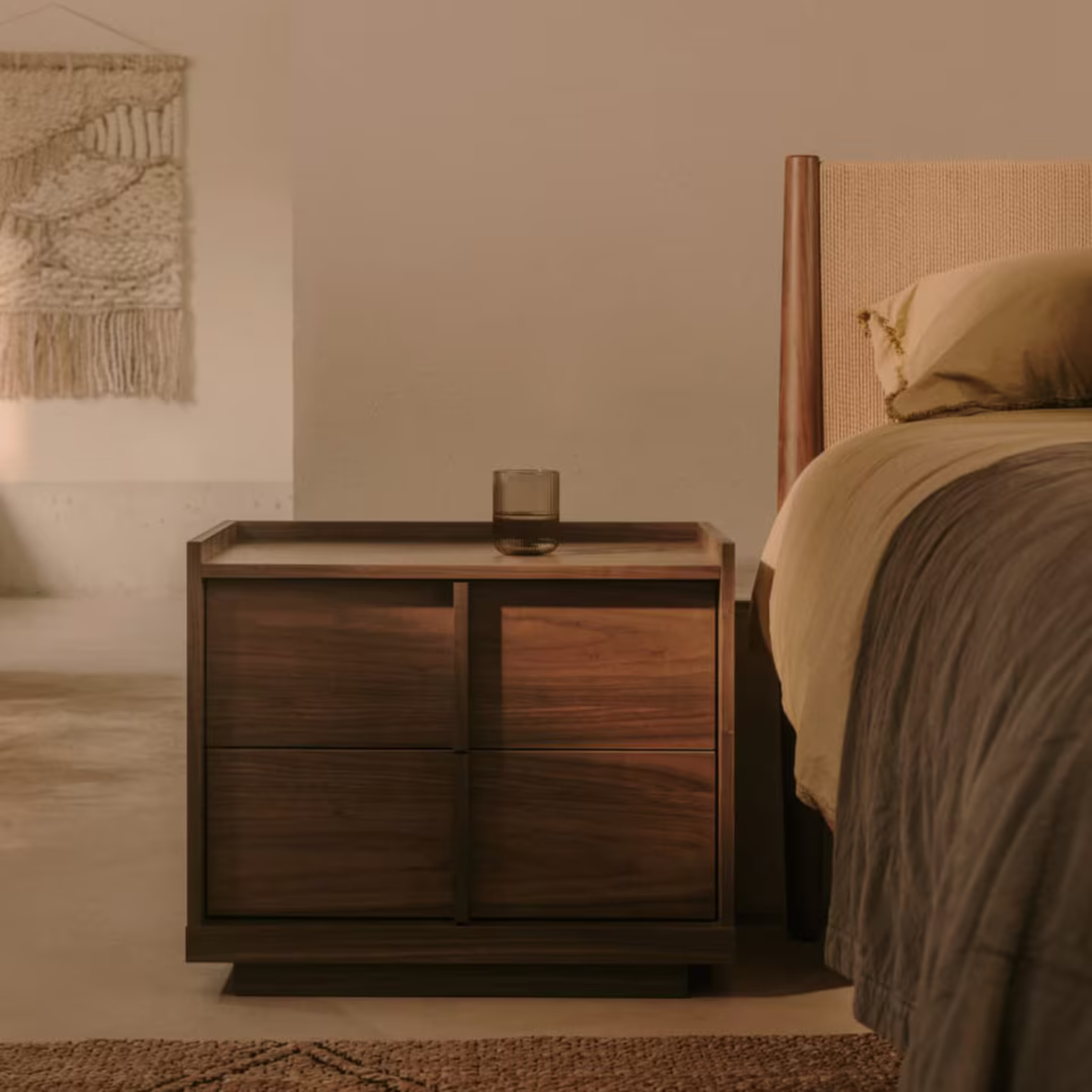 Table de chevet en noyer marron du milieu du siècle pour chambre à coucher