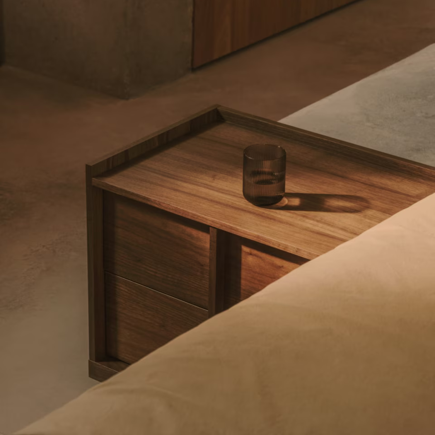 Table de chevet en noyer marron du milieu du siècle pour chambre à coucher