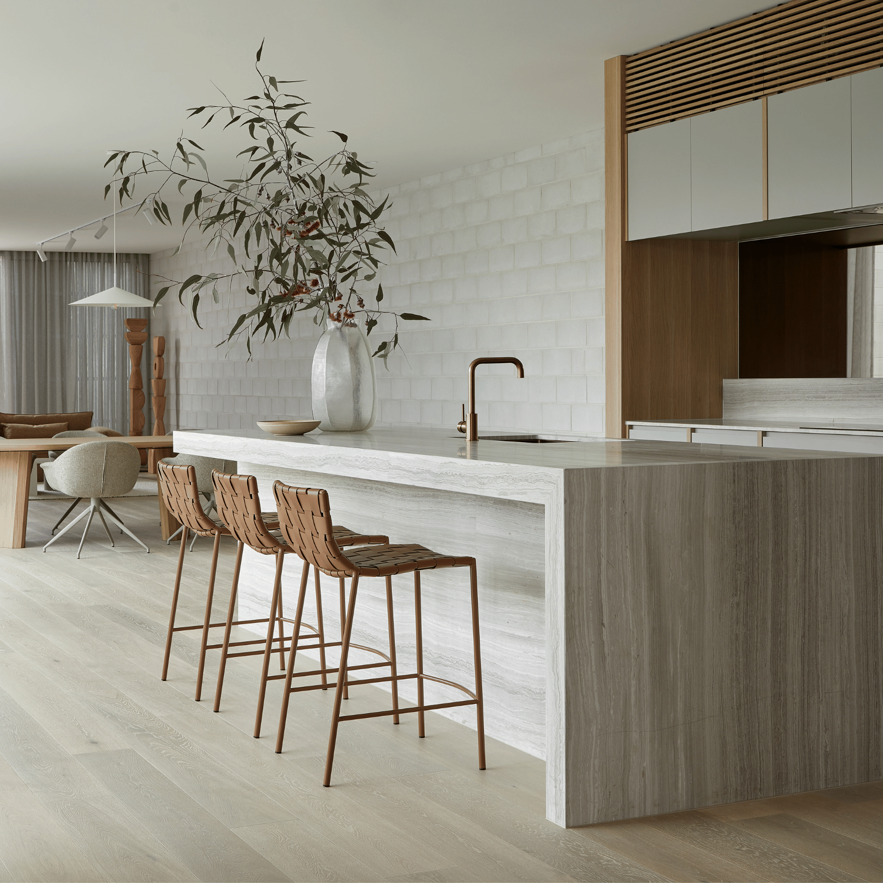 Tabouret de bar mi-siècle en cuir couleur sable avec pieds en métal laqué époxy pour cuisine
