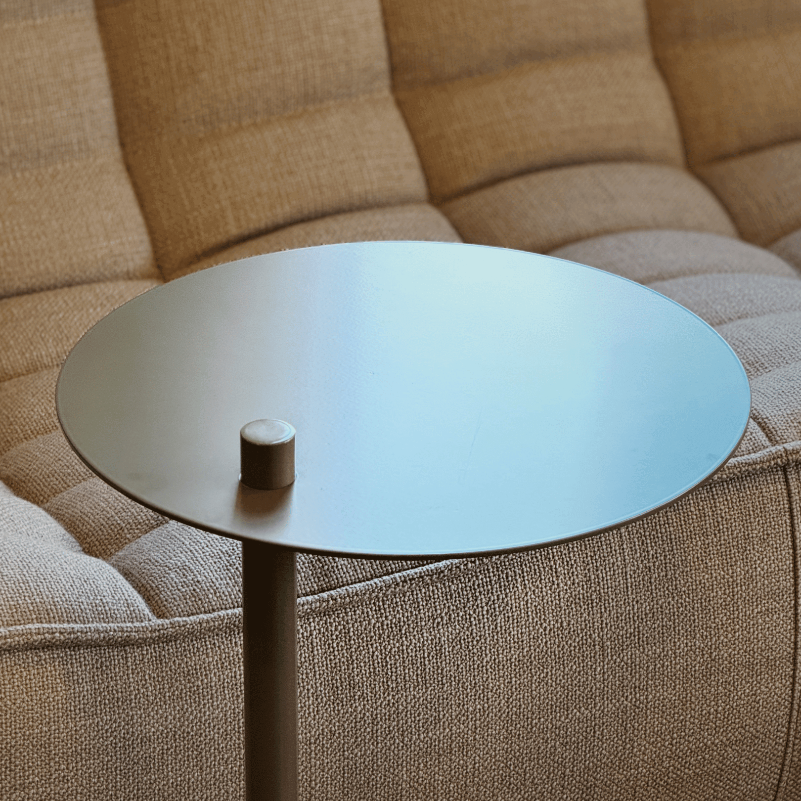Table d'appoint en métal vert
