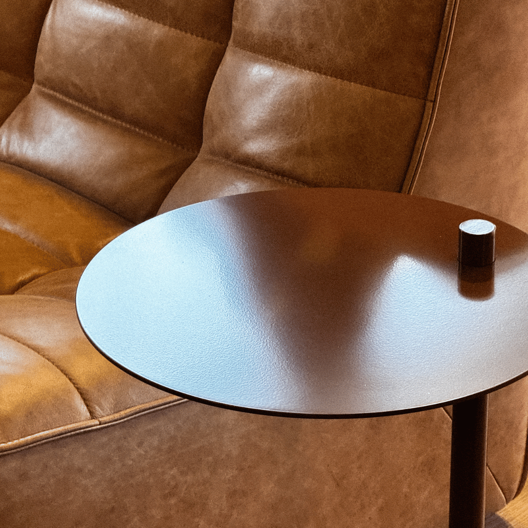 Table d'appoint en métal rouillé