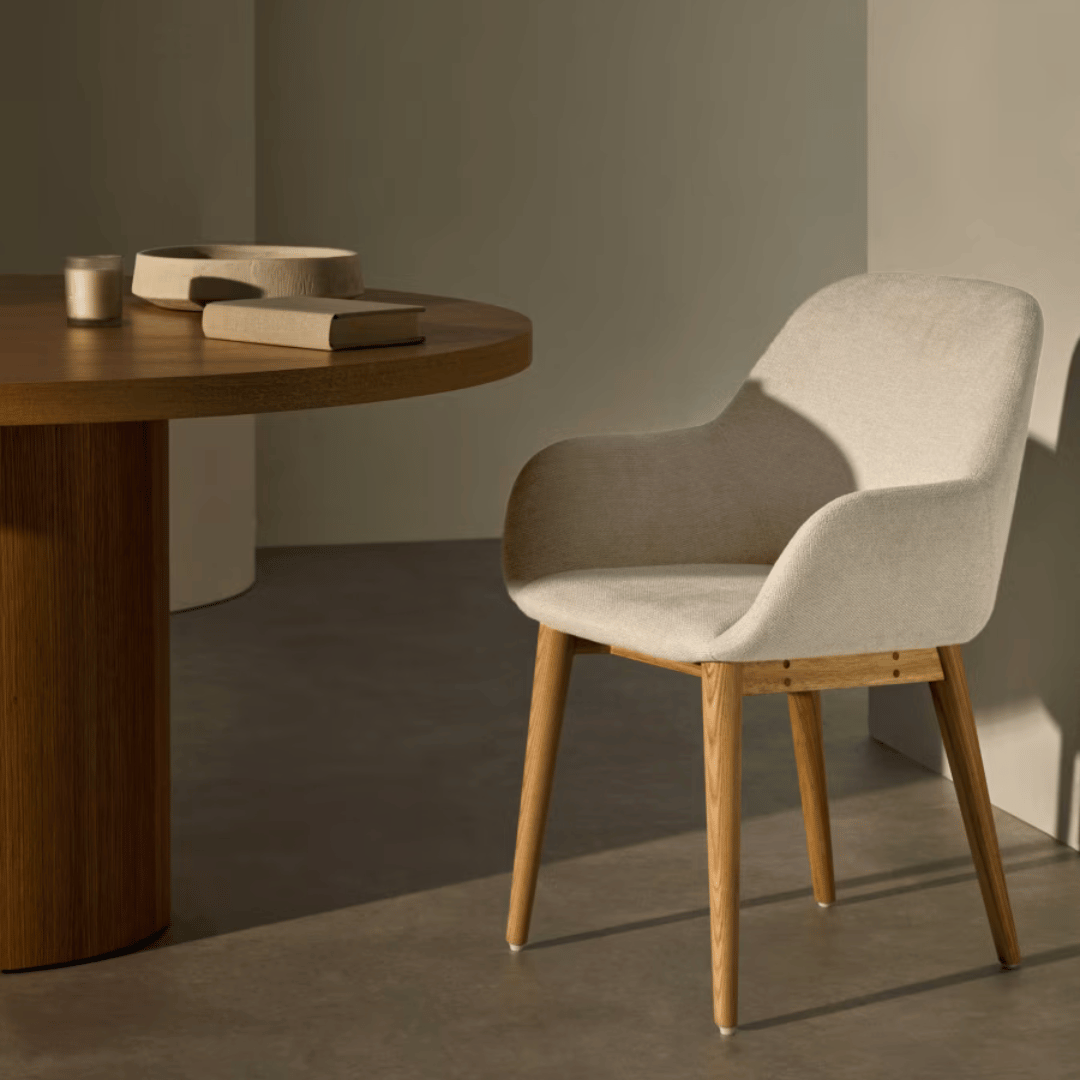 Chaise de salle à manger en frêne naturel avec mousse haute densité et pieds en bois massif