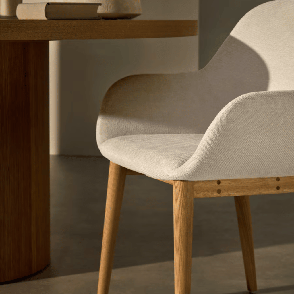 Chaise de salle à manger en frêne naturel avec mousse haute densité et pieds en bois massif