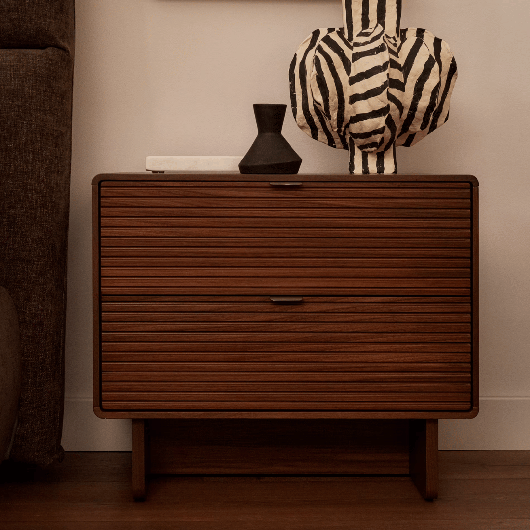 Table de chevet en noyer brun de style Mid-Century pour chambre à coucher
