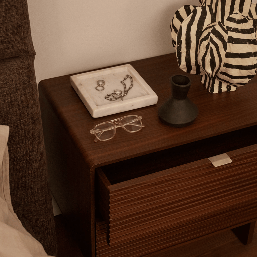 Table de chevet en noyer brun de style Mid-Century pour chambre à coucher