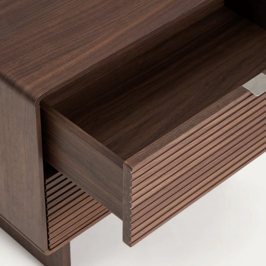 Table de chevet en noyer brun de style Mid-Century pour chambre à coucher