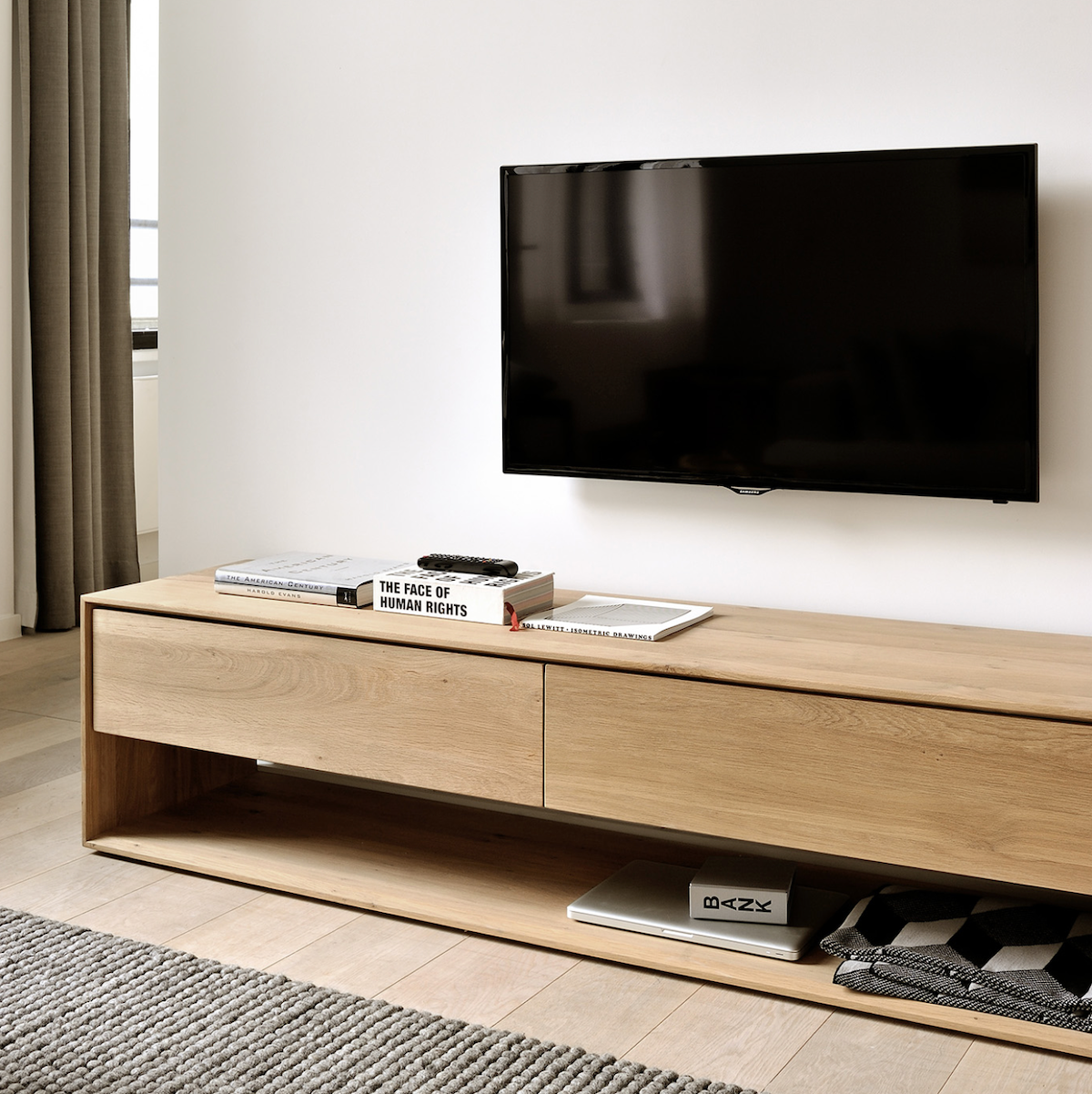 Meuble TV en chêne naturel avec rangements pour le salon
