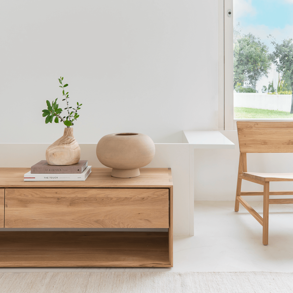 Meuble TV en chêne naturel avec rangements pour salon