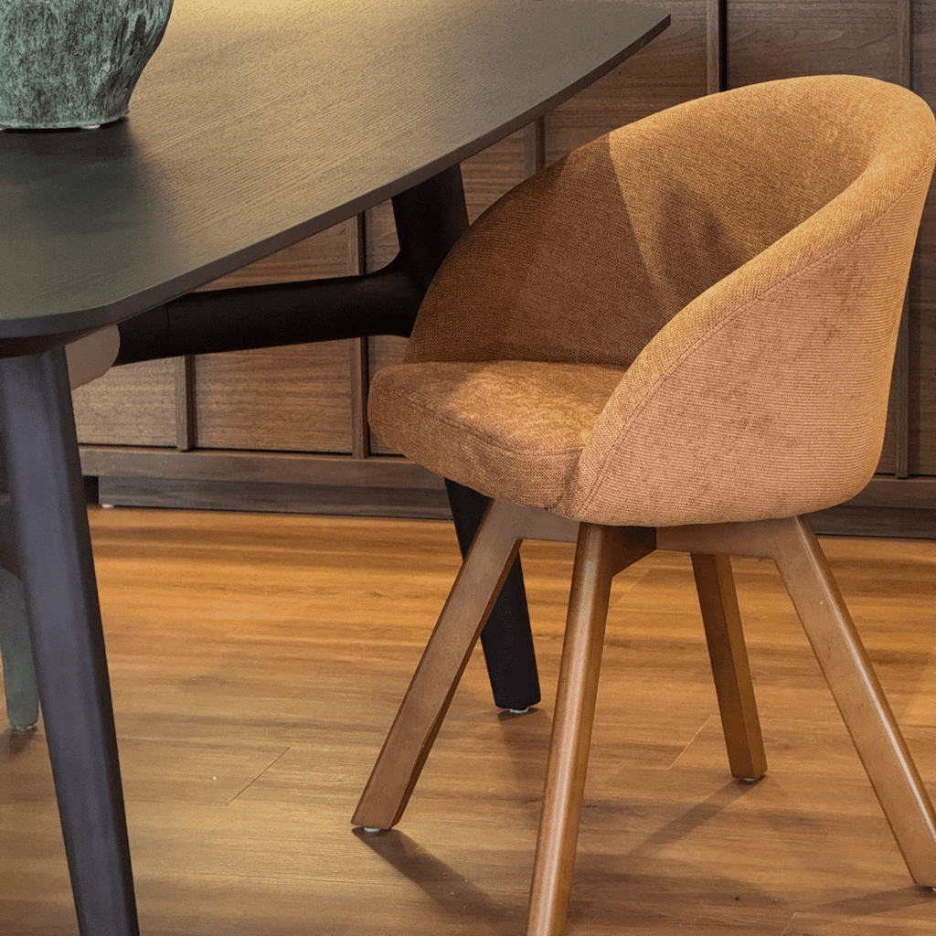 Chaise de salle à manger pivotante en noyer avec pieds en bois de style Mid-Century