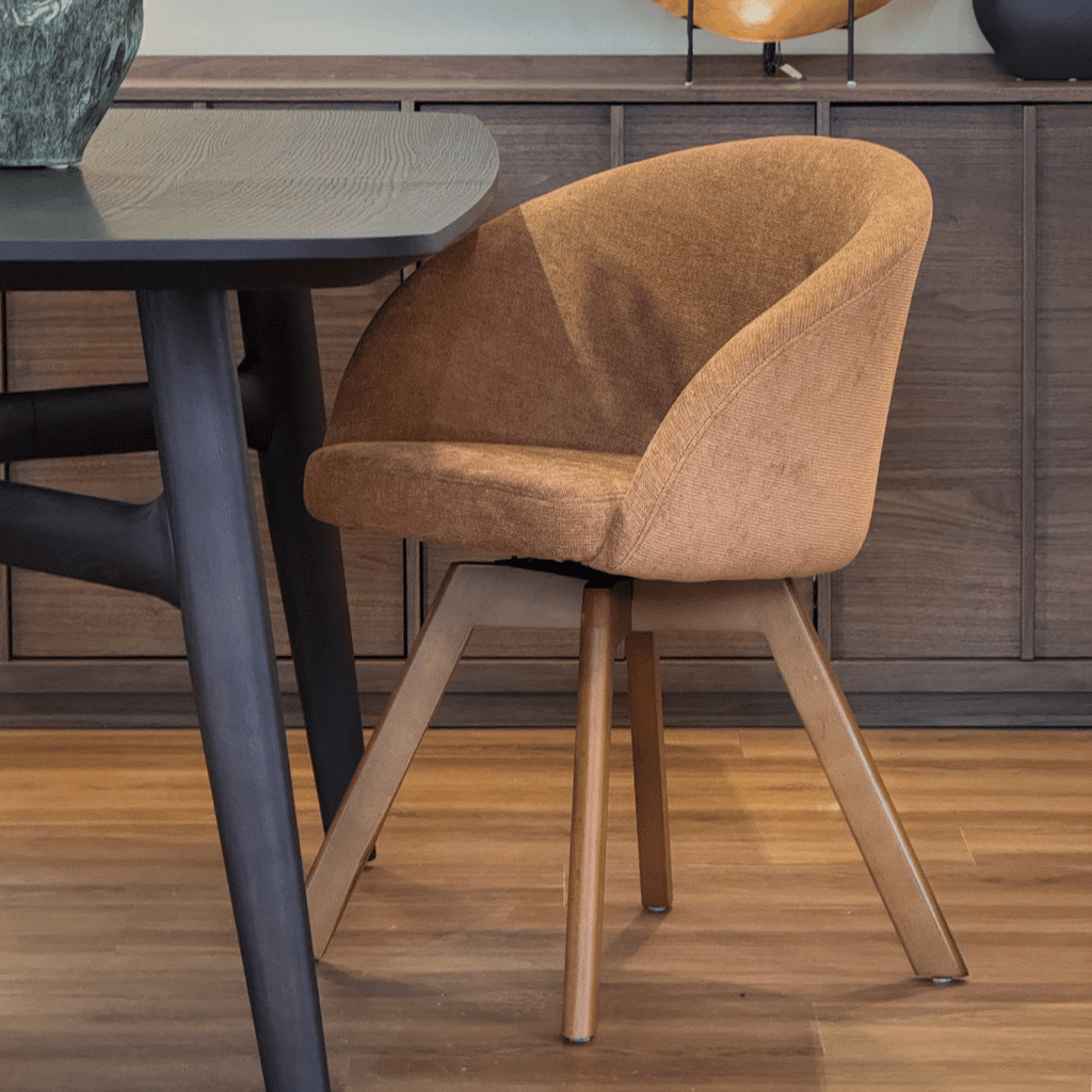 Chaise de salle à manger pivotante en noyer avec pieds en bois de style Mid-Century