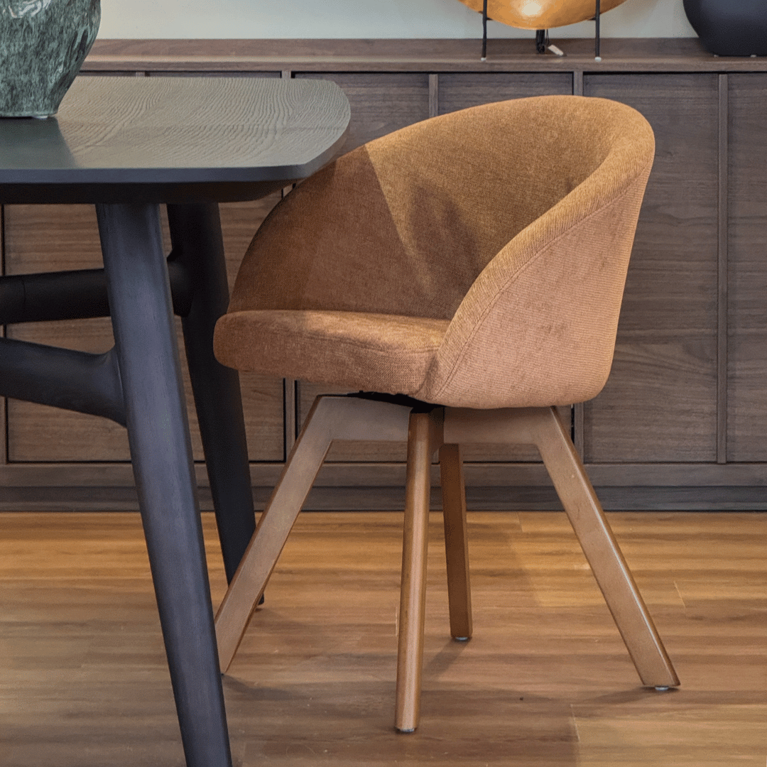 Chaise de salle à manger pivotante en noyer avec pieds en bois de style Mid-Century
