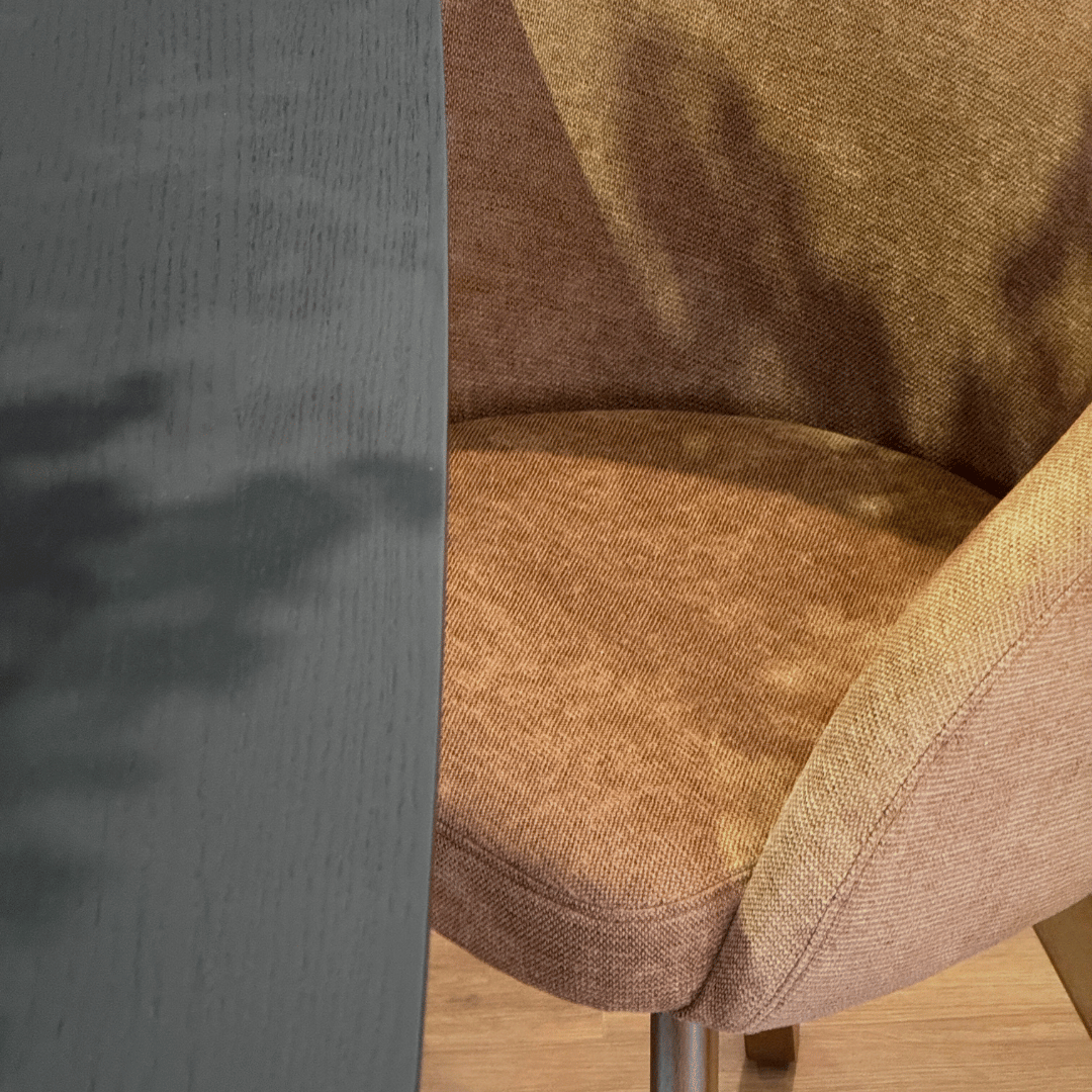 Chaise de salle à manger pivotante en noyer avec pieds en bois de style Mid-Century