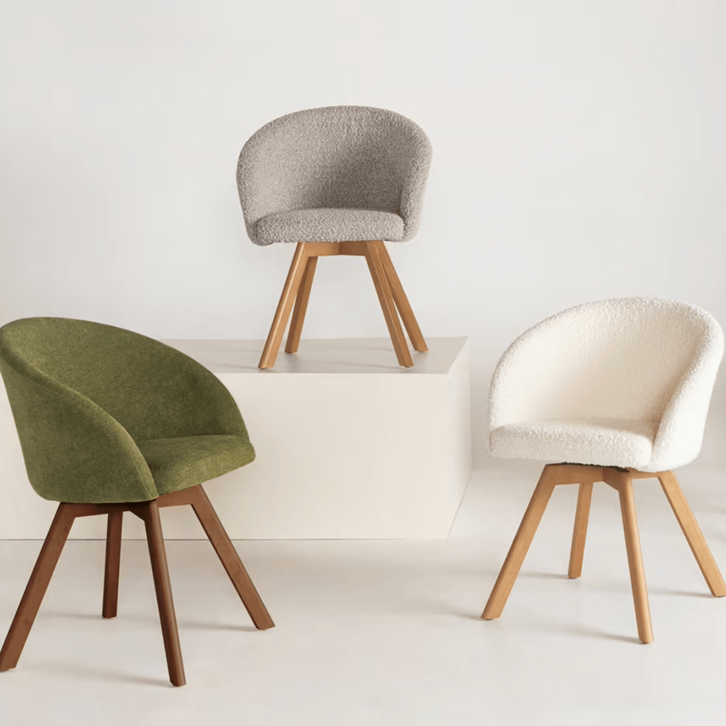 Chaise de salle à manger pivotante Mid-Century en noyer vert avec pieds en bois
