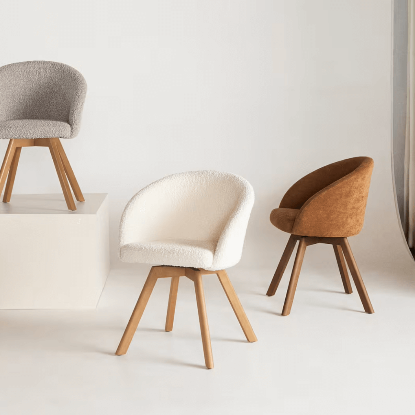 Chaise de salle à manger pivotante en noyer avec pieds en bois de style Mid-Century