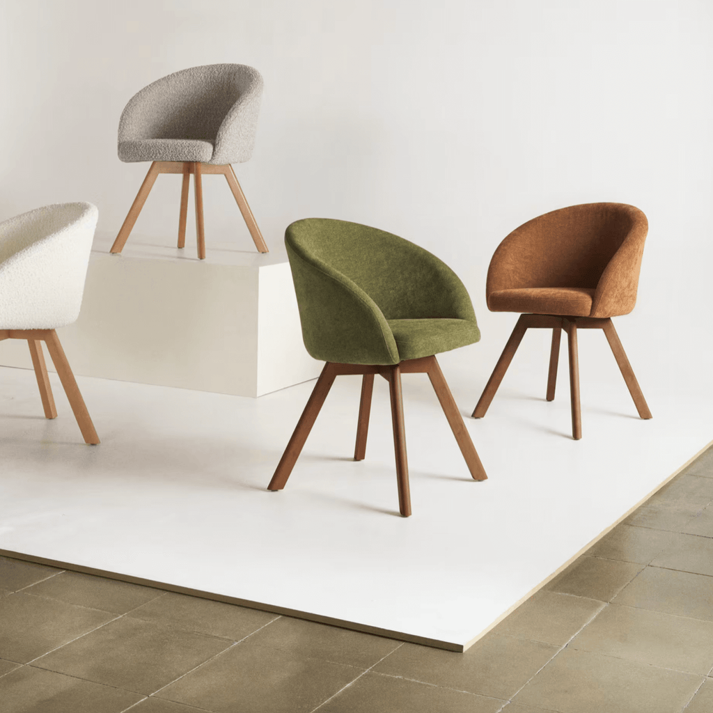 Chaise de salle à manger pivotante en noyer avec pieds en bois de style Mid-Century