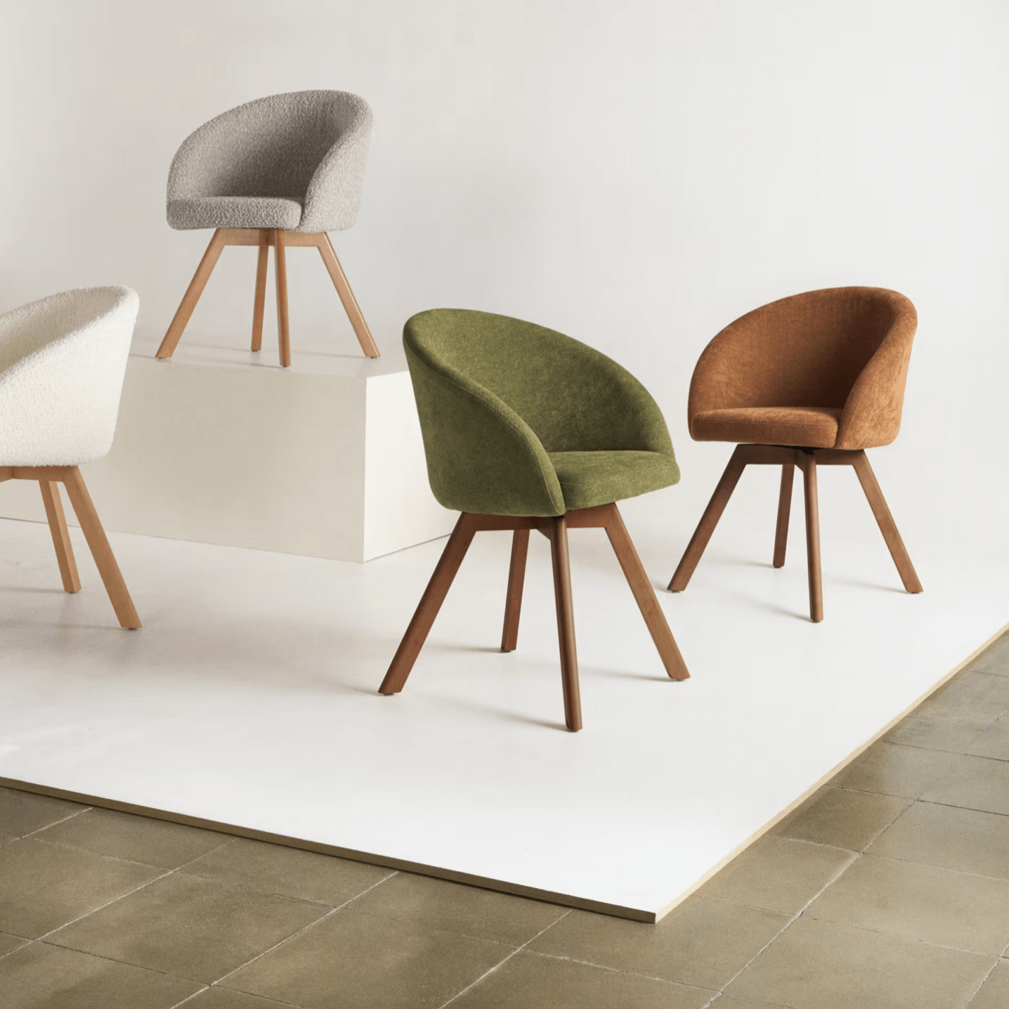 Chaise de salle à manger pivotante en noyer avec pieds en bois de style Mid-Century