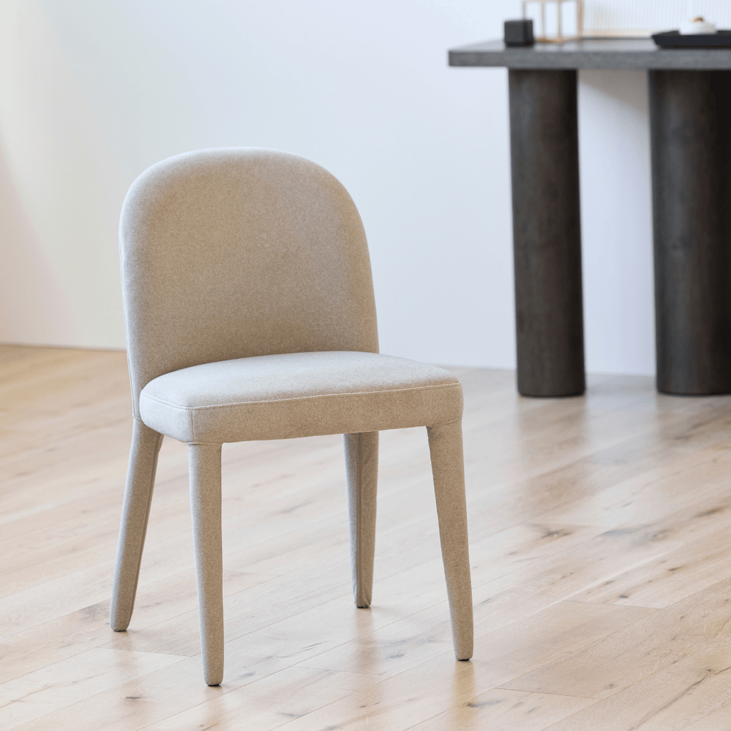 Chaise de salle à manger minimaliste en lin couleur sable