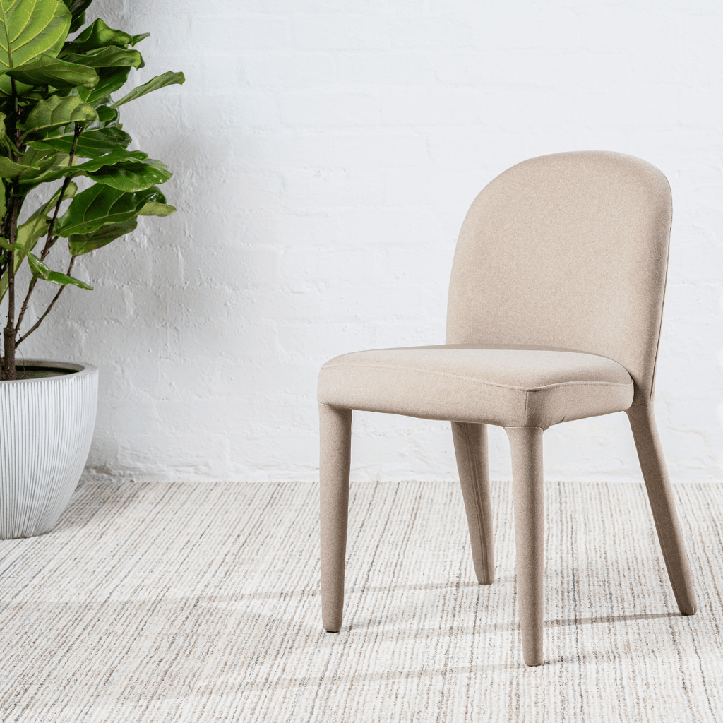 Chaise de salle à manger minimaliste en lin couleur sable