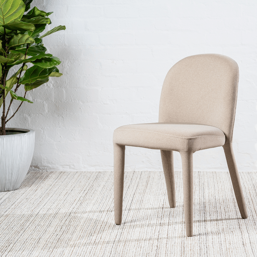 Chaise de salle à manger minimaliste en lin couleur sable