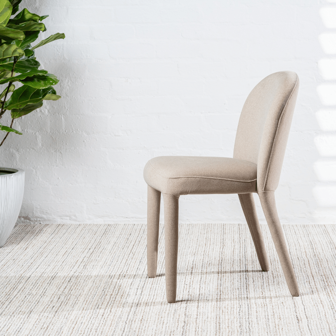 Chaise de salle à manger minimaliste en lin couleur sable
