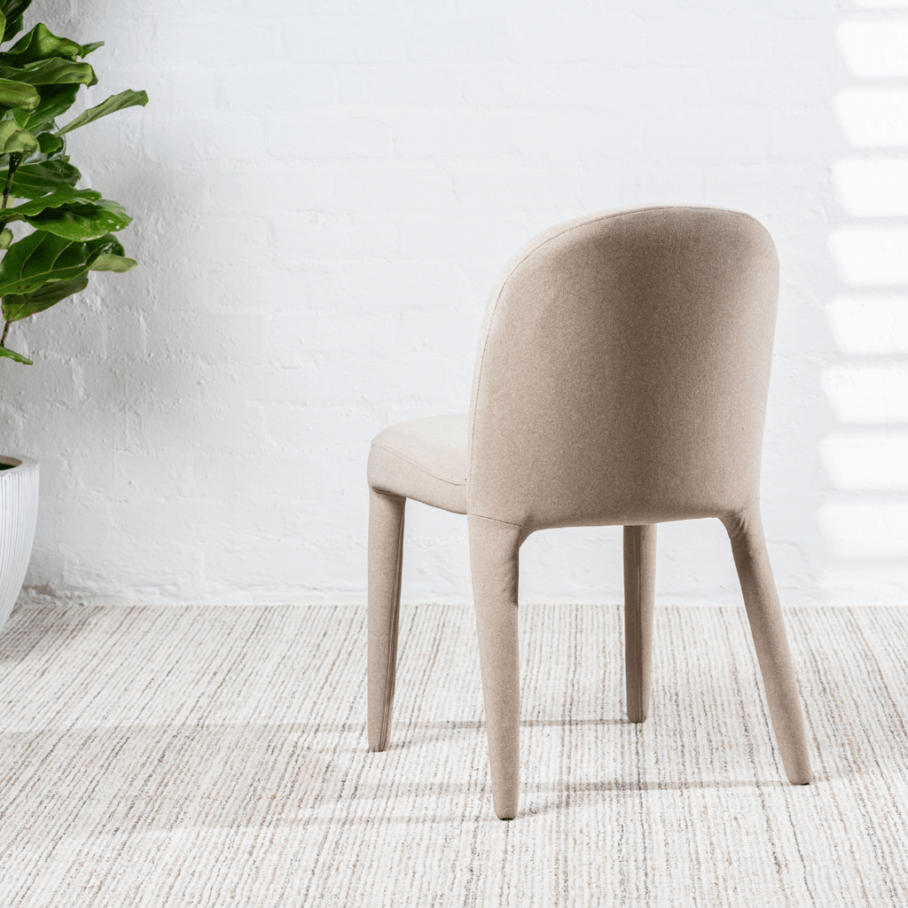 Chaise de salle à manger minimaliste en lin couleur sable