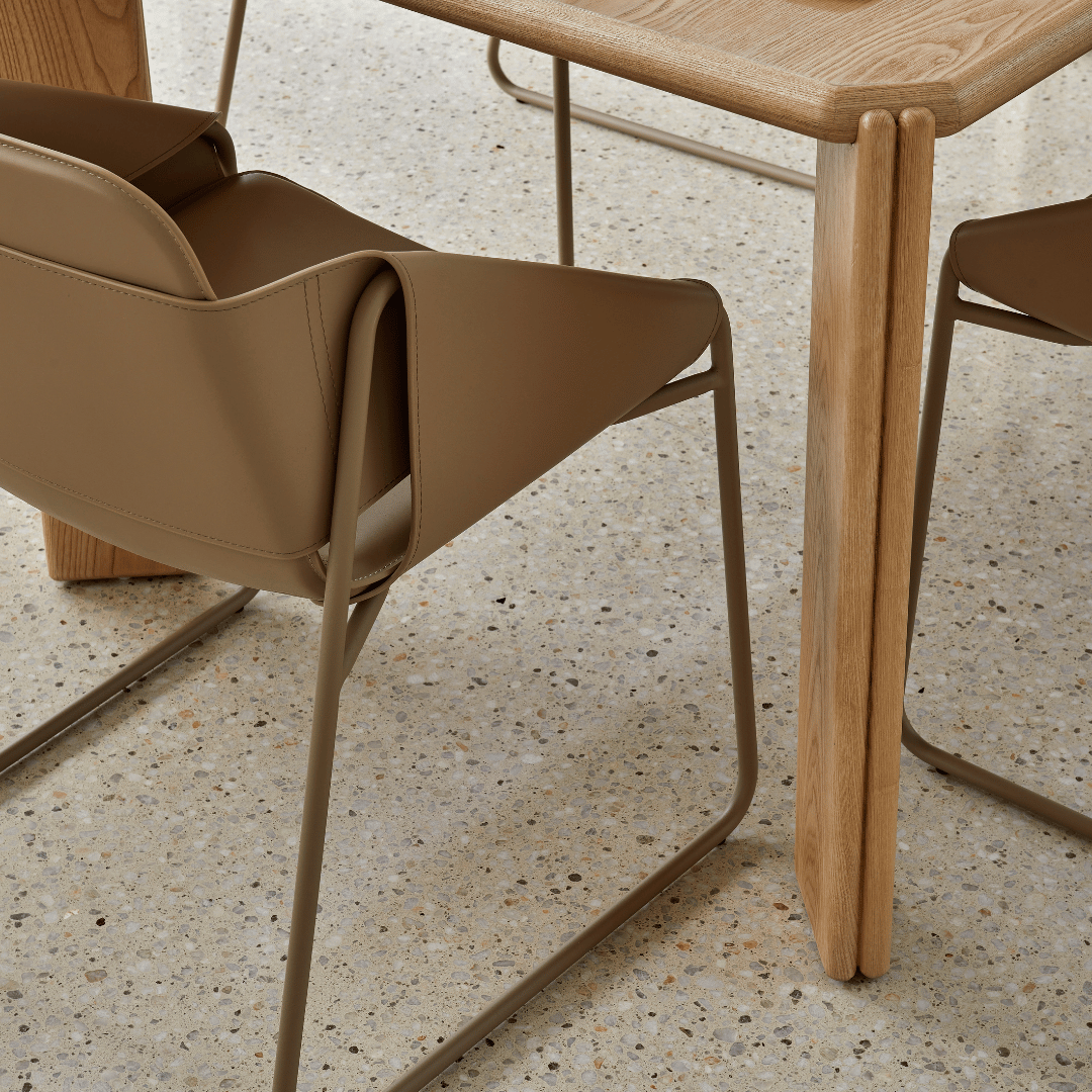 Chaise de salle à manger industrielle en cuir couleur sable avec assise capitonnée pour salle à manger