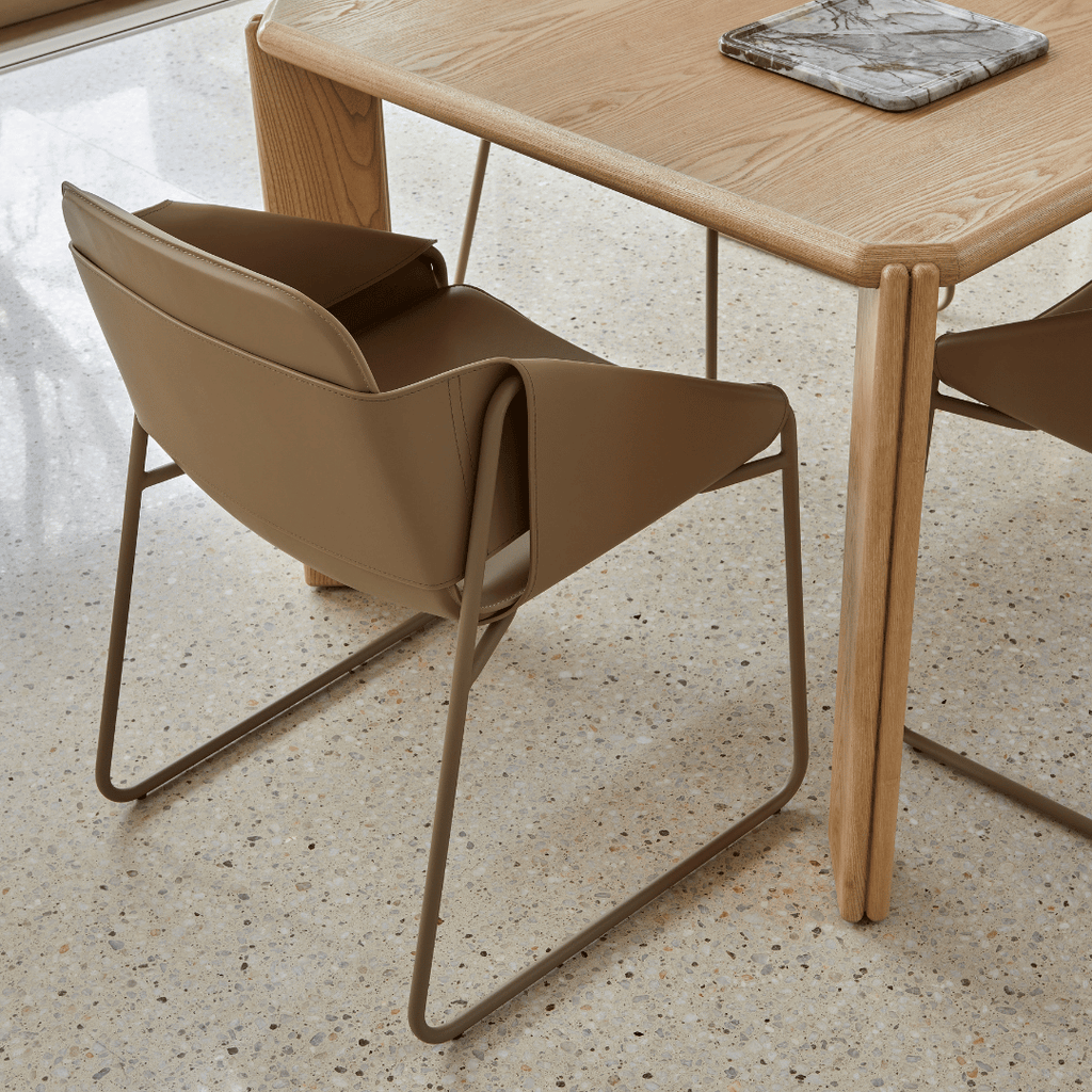 Chaise de salle à manger industrielle en cuir couleur sable avec assise capitonnée pour salle à manger