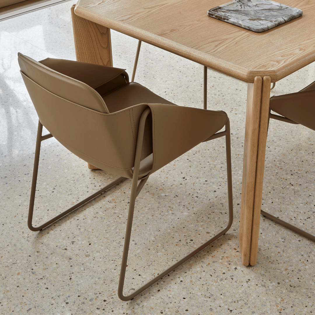 Chaise de salle à manger industrielle en cuir couleur sable avec assise capitonnée pour salle à manger