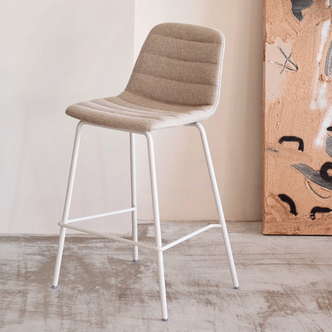 Tabouret de bar en acier beige de style Mid-Century avec revêtement en tissu pour cuisine