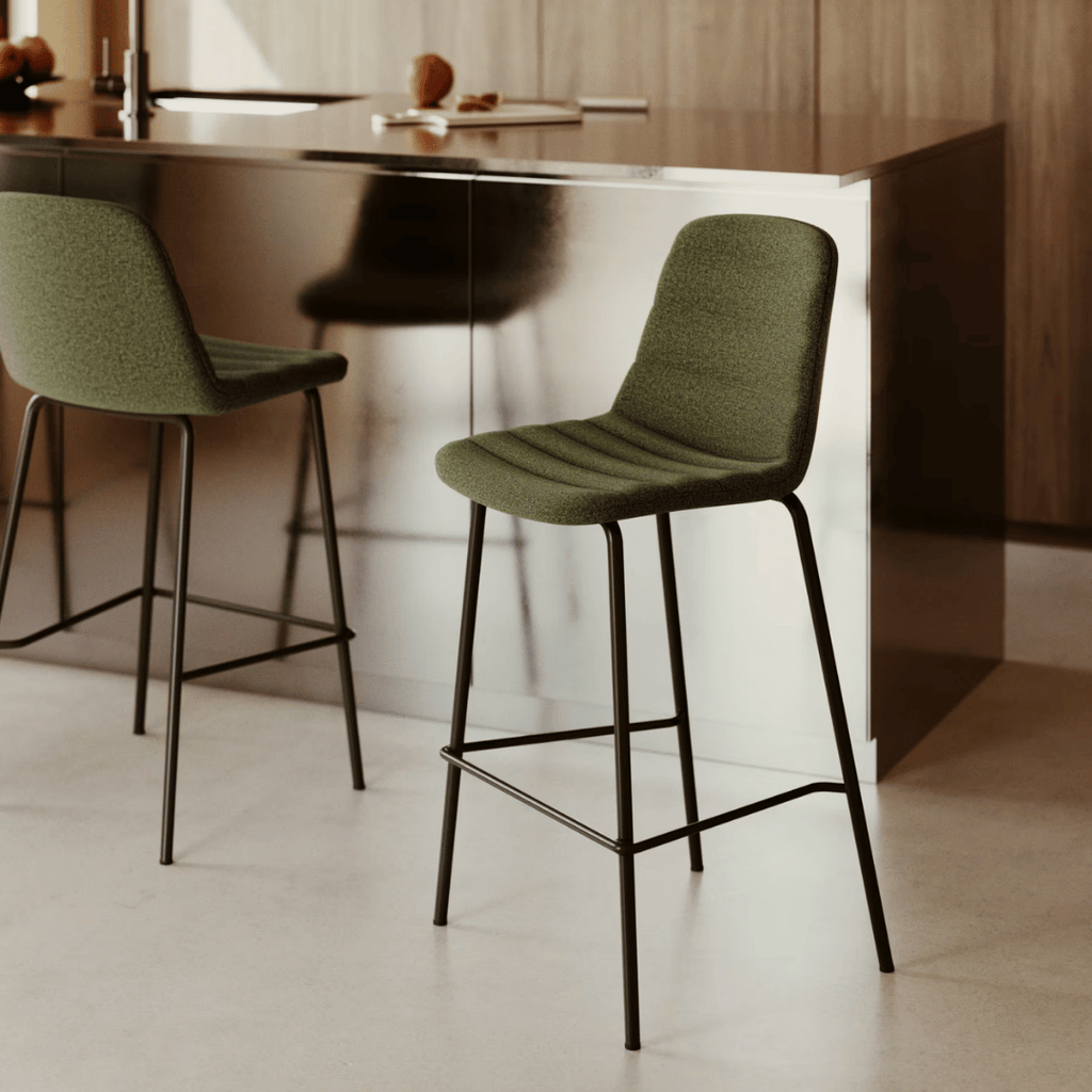 Tabouret de bar de cuisine vert en acier du milieu du siècle avec rembourrage