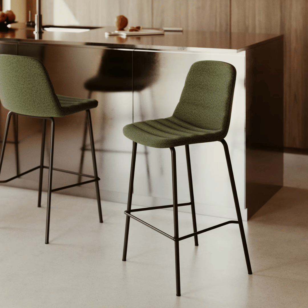 Tabouret de bar de cuisine vert en acier du milieu du siècle avec rembourrage